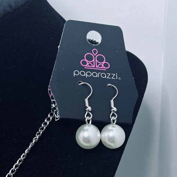 Paparazzi Silver Tone Necklace W/Faux Pearl Pendant & Faux Pearl Earrings (5458) - Picture 4 of 6